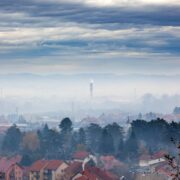 Jak powstaje smog fotochemiczny i gdzie występuje?